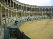   Zoom : Les gradins à l'ombre des colonnades de la grande arêne de Ronda  